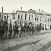 Първата световна война: Германски войски. Ngerman войски, които маршируват през град в руска Полша, юни 1915 г.