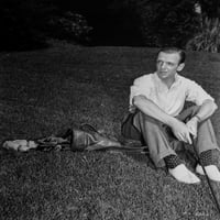 Фред Астайър седеше на чантата за голф в черно -бяла снимка отпечатък